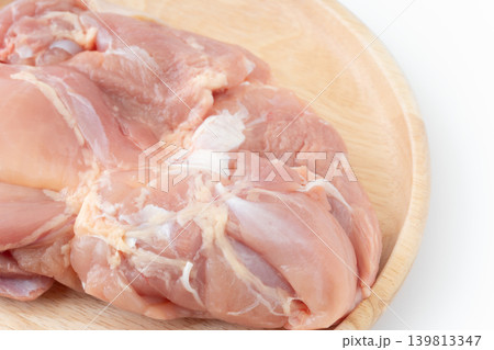お皿に載せた生の鶏もも肉のクローズアップ お皿に載せた生の鶏もも肉のクローズアップ 139813347