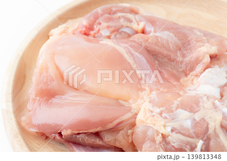 お皿に載せた生の鶏もも肉のクローズアップ 139813348