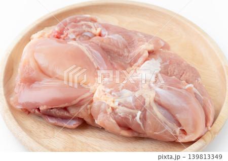 お皿に載せた生の鶏もも肉のクローズアップ 139813349