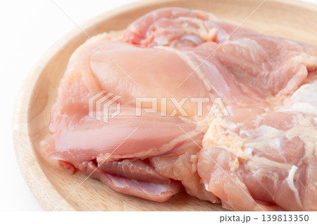 お皿に載せた生の鶏もも肉のクローズアップ お皿に載せた生の鶏もも肉のクローズアップ 139813350
