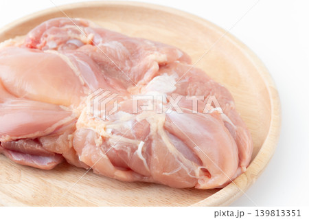 お皿に載せた生の鶏もも肉のクローズアップ お皿に載せた生の鶏もも肉のクローズアップ 139813351
