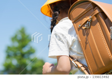 ランドセルを背負う小学生 ランドセルを背負う小学生 139813492