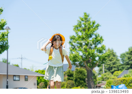 慌てて走るランドセルを背負った女の子 慌てて走るランドセルを背負った女の子 139813493