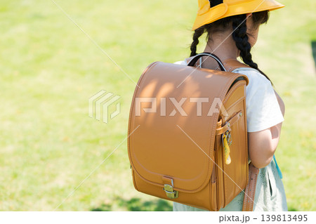 ランドセルを背負う女の子の後ろ姿 139813495