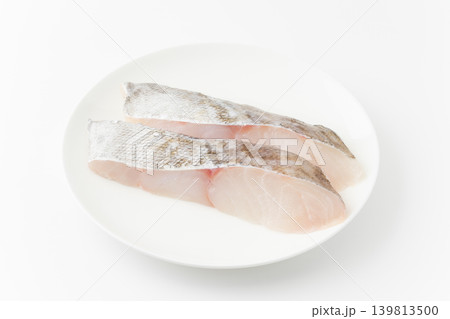 白背景にお皿に載せた真だら(真鱈)の切り身(未加熱) 白背景にお皿に載せた真だら(真鱈)の切り身(未加熱) 139813500