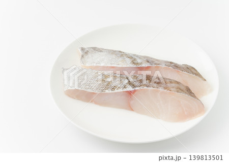 白背景にお皿に載せた真だら(真鱈)の切り身(未加熱) 白背景にお皿に載せた真だら(真鱈)の切り身(未加熱) 139813501