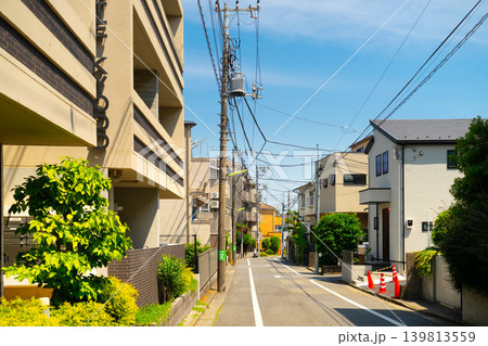 東京・世田谷 低層階マンションと住宅街イメージ 東京・世田谷 低層階マンションと住宅街イメージ 139813559