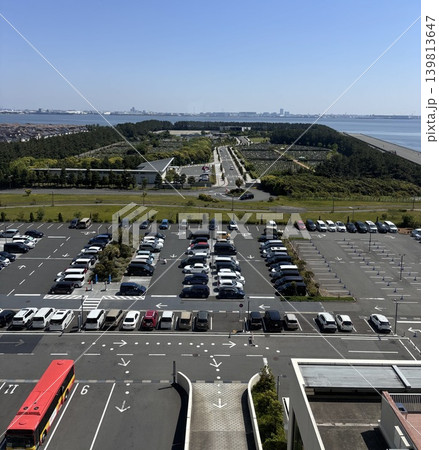 ベイエリアの公園と駐車場を俯瞰した風景 139813647