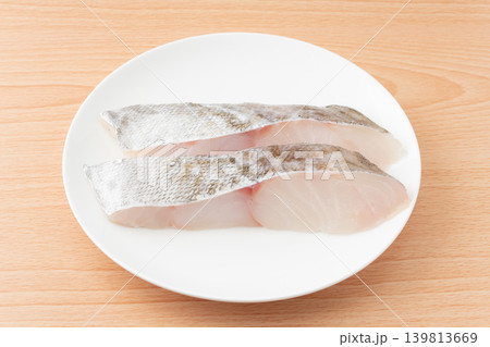 お皿に載せた真だら(真鱈)の切り身(未加熱) お皿に載せた真だら(真鱈)の切り身(未加熱) 139813669