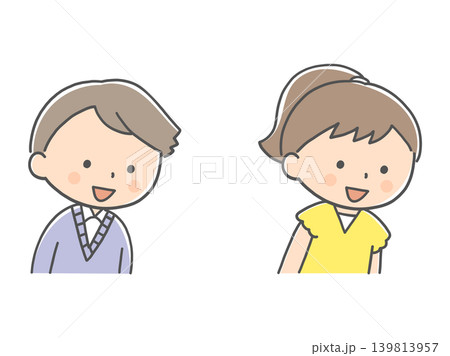 笑顔で下を覗き込む男の子と女の子 笑顔で下を覗き込む男の子と女の子 139813957