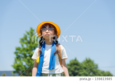 サングラスをかけて登下校する小学生 139813985
