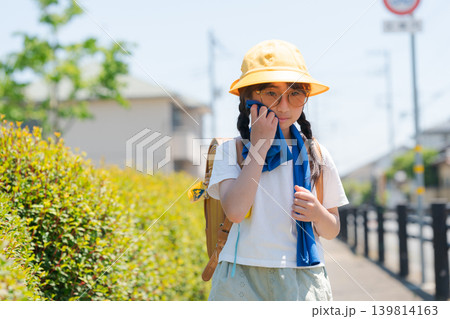 サングラスをかけて登下校する小学生 139814163