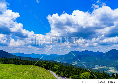 初夏の曾爾高原　北側遊歩道丘の頂上からの風景　曽爾の山並みと曽爾村② 139814463