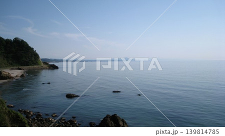 青空と青い穏やかな海と緑の岬 青空と青い穏やかな海と緑の岬 139814785