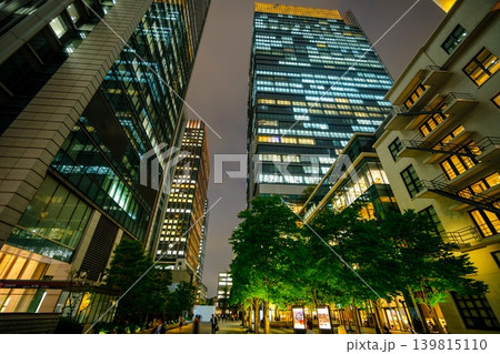 東京・丸の内高層ビル群夜景 139815110