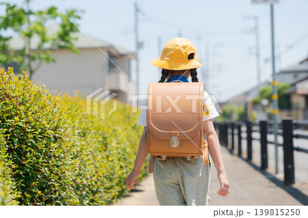 通学する小学生の後ろ姿 通学する小学生の後ろ姿 139815250