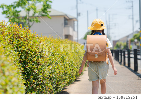 通学する小学生の後ろ姿 通学する小学生の後ろ姿 139815251