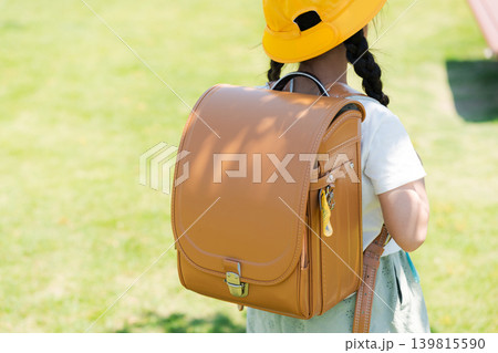 ランドセルを背負う女の子の後ろ姿 ランドセルを背負う女の子の後ろ姿 139815590