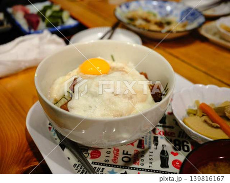 マグロの山かけ丼 （ 和歌山県 那智勝浦産 めばち鮪使用 ） 139816167
