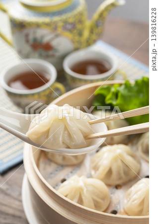 小籠包で飲茶 139816228