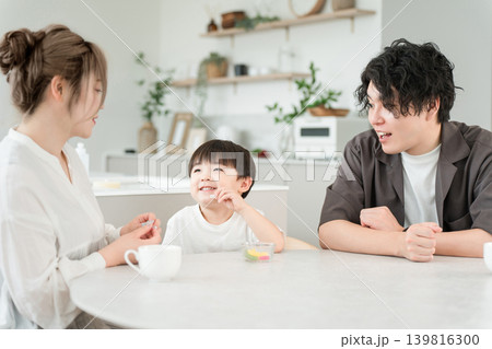 リビングでおやつにお菓子を食べる男の子と家族 リビングでおやつにお菓子を食べる男の子と家族 139816300
