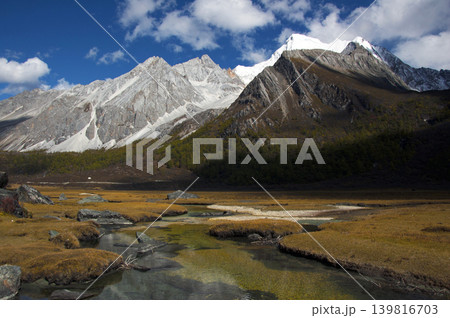 稲城亜丁の雪山へ続く小川と草原の風景 稲城亜丁の雪山へ続く小川と草原の風景 139816703