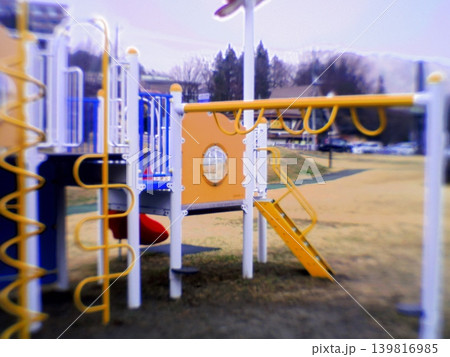 冬の光に包まれた子供たちの遊び場と風景 139816985