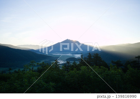 尾瀬の夜明け、燧ヶ岳から昇る朝陽と光芒 尾瀬の夜明け、燧ヶ岳から昇る朝陽と光芒 139816990