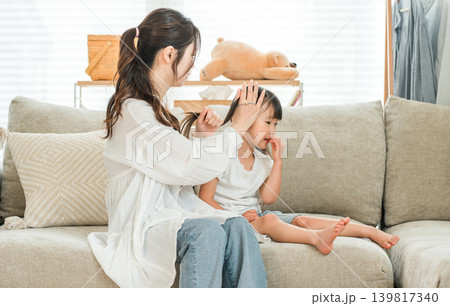 身支度,身だしなみ,髪の毛を縛ってあげるママと女の子(スキンシップ,子供,幼児) 身支度,身だしなみ,髪の毛を縛ってあげるママと女の子(スキンシップ,子供,幼児) 139817340