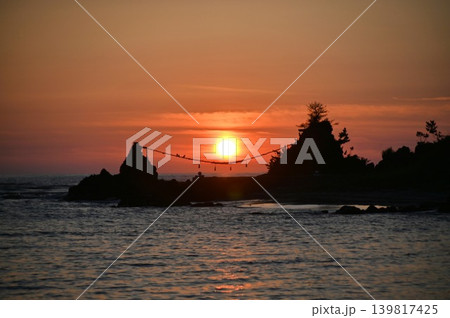 出羽二見の夫婦岩と夕日 出羽二見の夫婦岩と夕日 139817425