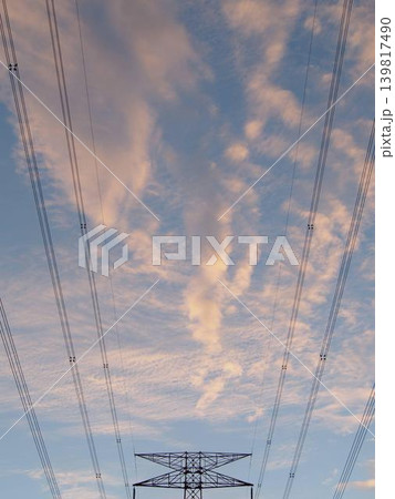 夕暮れの送電鉄塔と送電線 夕暮れの送電鉄塔と送電線 139817490