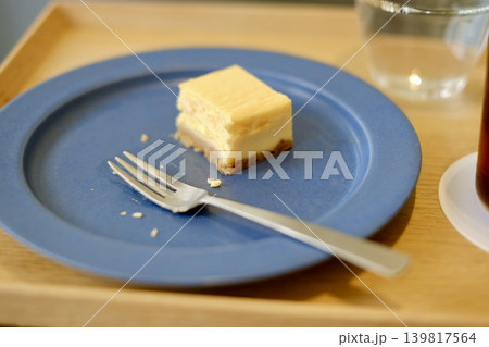 食べかけのチーズケーキとフォーク 139817564