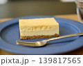 青いお皿に乗ったチーズケーキ 139817565