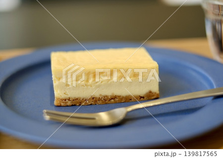 青いお皿に乗ったチーズケーキ 青いお皿に乗ったチーズケーキ 139817565