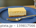 青いお皿に乗ったチーズケーキ 139817566