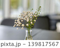 テーブルに飾られたカスミソウ 139817567
