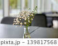 テーブルに飾られたカスミソウ 139817568