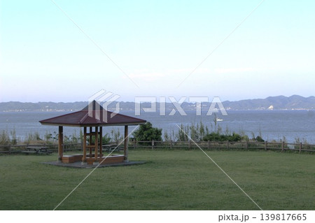 海辺の芝生広場と鏡ケ浦の風景 海辺の芝生広場と鏡ケ浦の風景 139817665