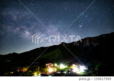 星明かりに照らされる大山と神秘的な天の川 139817999