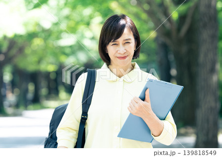 介護スタッフの女性 介護スタッフの女性 139818549