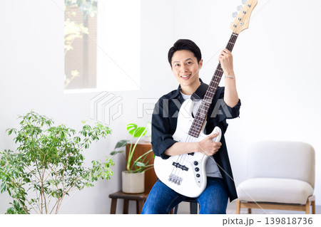 趣味　楽器　ベースを弾いている男性 139818736