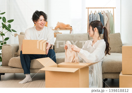 家で引越しの作業,梱包,荷造り,転勤,転居をする若いアジア人男女,夫婦,カップル 家で引越しの作業,梱包,荷造り,転勤,転居をする若いアジア人男女,夫婦,カップル 139818812