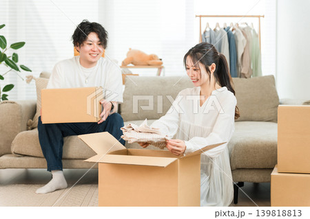 家で引越しの作業,梱包,荷造り,転勤,転居をする若いアジア人男女,夫婦,カップル 家で引越しの作業,梱包,荷造り,転勤,転居をする若いアジア人男女,夫婦,カップル 139818813