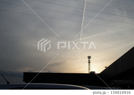 夕空に飛行機雲 139818916