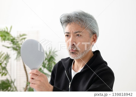 鏡を見るシニア男性 139818942