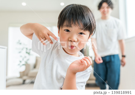 踊る,ダンスする,父親と遊ぶ笑顔の男の子のドアップ(成長,育児,子育て,児童) 踊る,ダンスする,父親と遊ぶ笑顔の男の子のドアップ(成長,育児,子育て,児童) 139818991