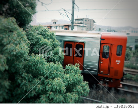 新緑を駆け抜けるローカル列車 JR九州813系電車の日常 139819053