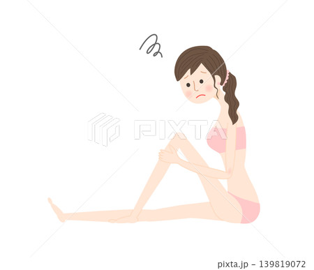 自信がなさそうな顔をして座っているビキニ姿の女性 自信がなさそうな顔をして座っているビキニ姿の女性 139819072