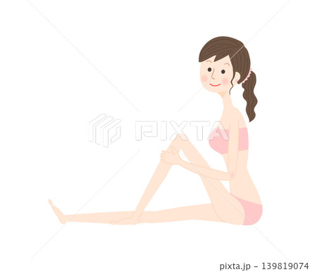 笑顔で座ってポーズをとるビキニ姿の女性 笑顔で座ってポーズをとるビキニ姿の女性 139819074