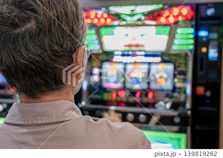 スロットマシンを遊戯する男性 139819262